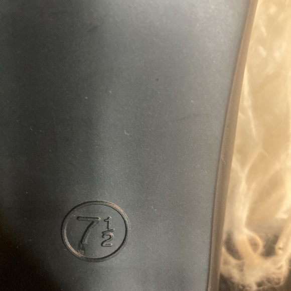 New Women’s Ashley Taylor’s Gray Dress Pumps
7 1/2. - Picture 8 of 10